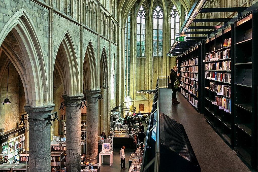 📚 도미니카넨 서점 (부크한델 도미니카넨)